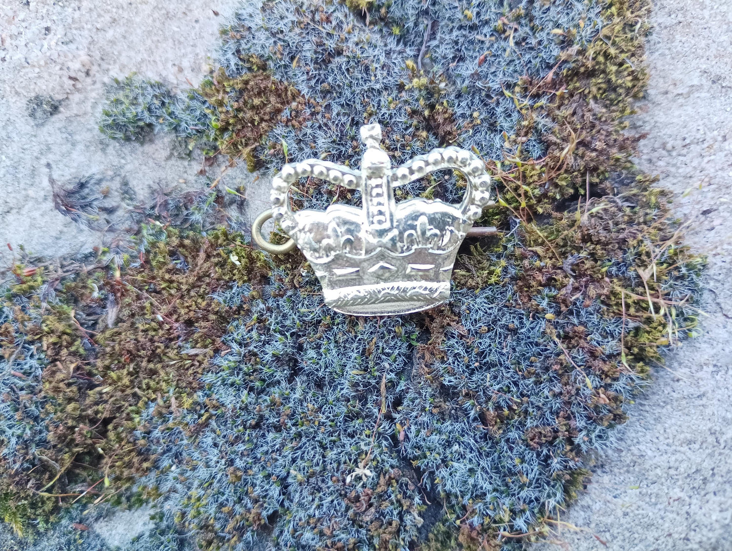 Vintage British Brass Crown Cap Badge: WWI/WWII Militaria