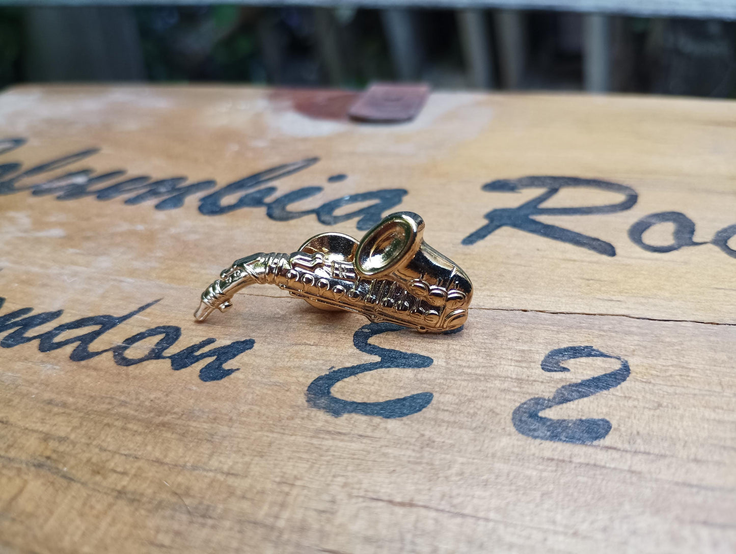 Vintage Gold Plated Saxophone Pin: Musical Instrument Lapel Badge