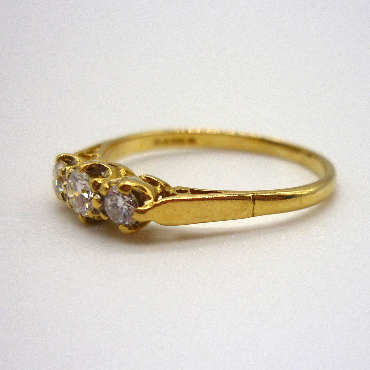 18k Yellow Gold 3 Stone 0.2ct Diamond Ring Size 6.25