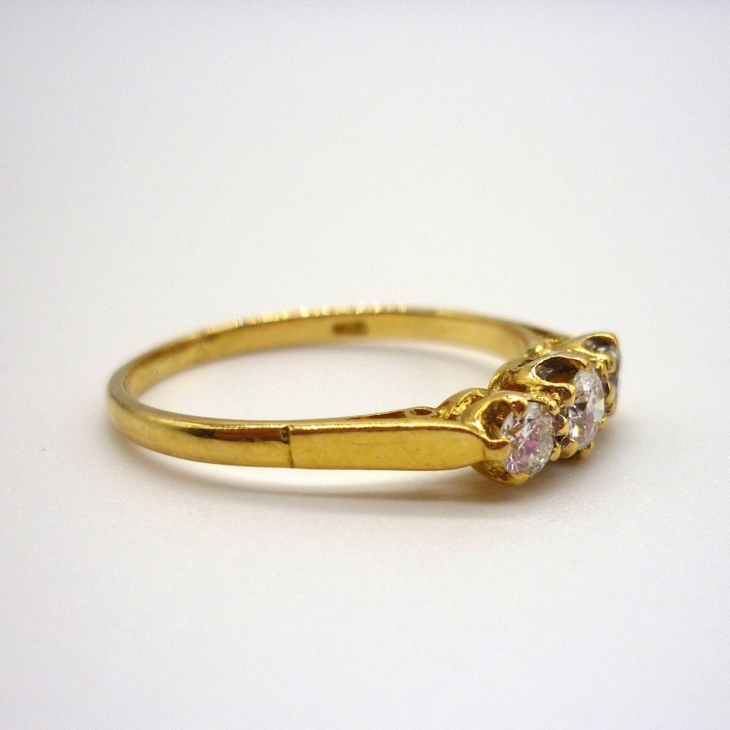 18k Yellow Gold 3 Stone 0.2ct Diamond Ring Size 6.25