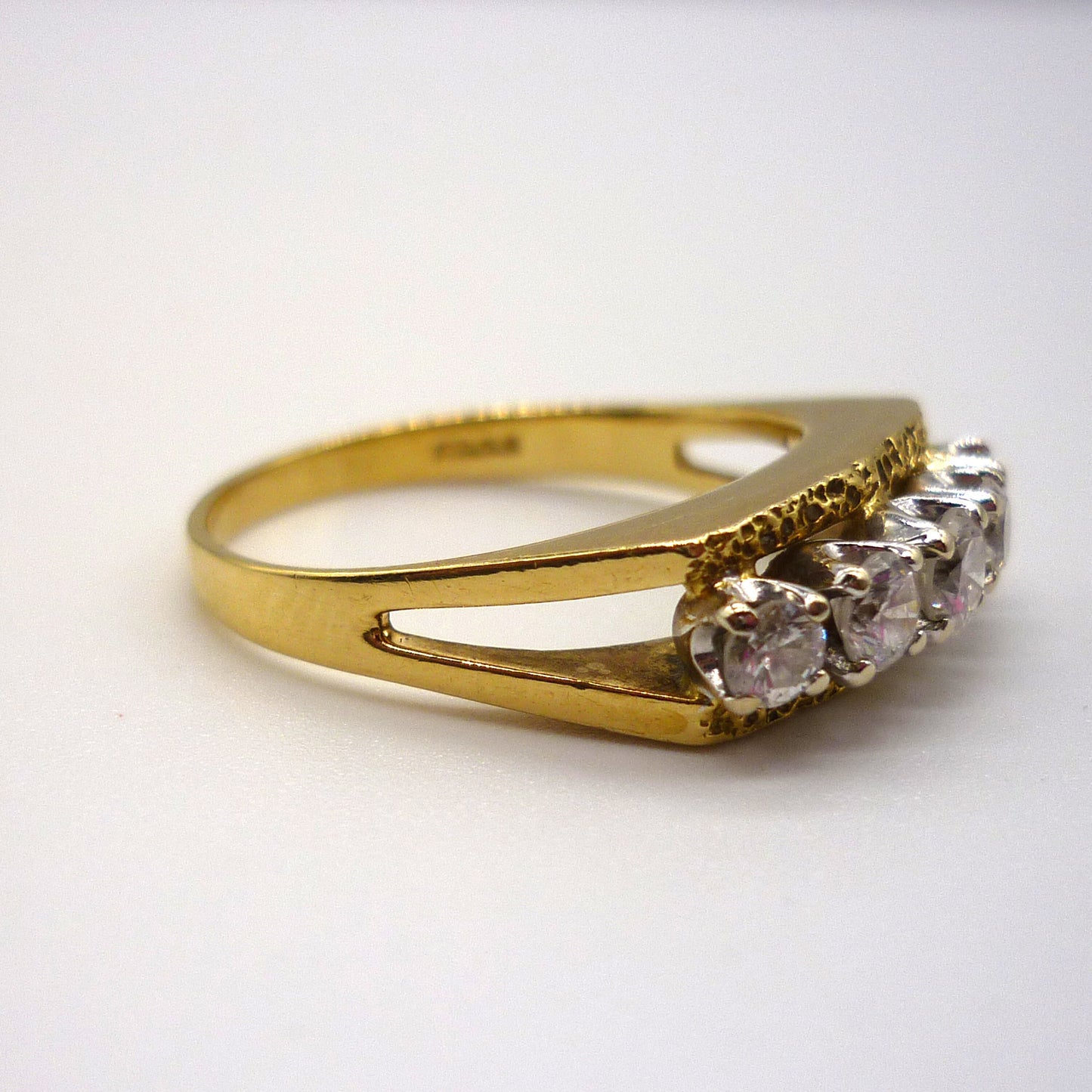 18ct 5 Diamond Split Shank Ring, Textured Gold Band Size 7