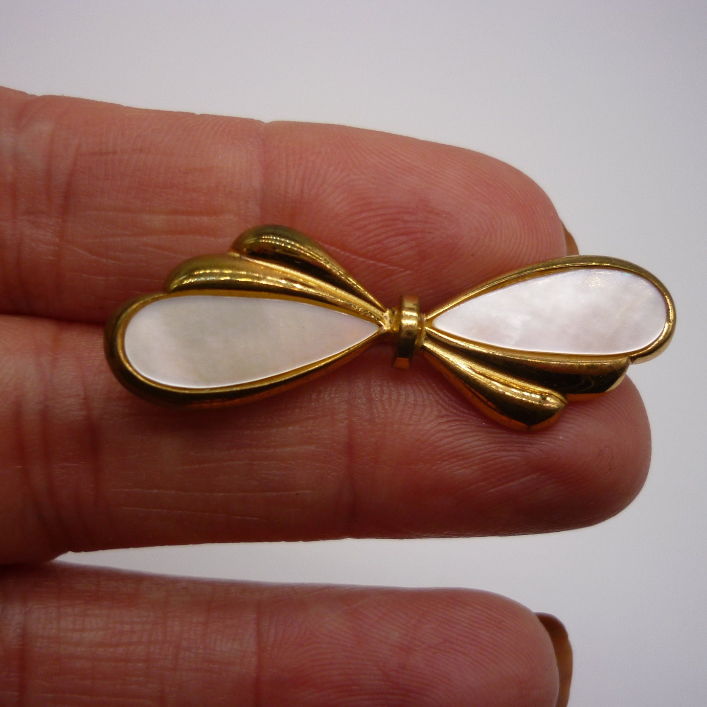 Vintage Gold Tone Bow Brooch with Mother of Pearl Panels