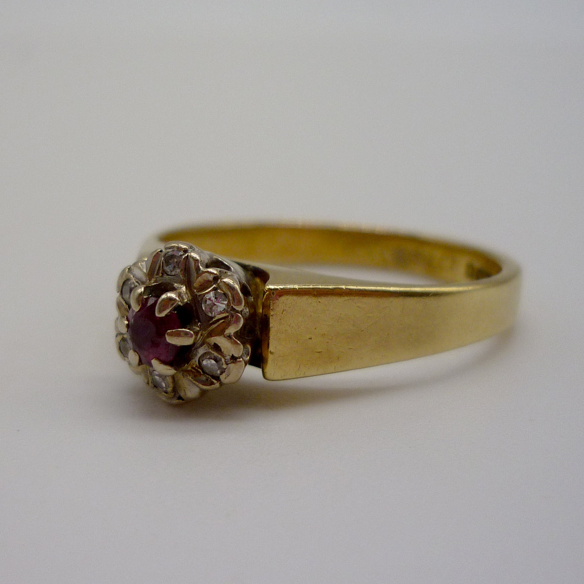 Vintage 18k Gold Ruby & Diamond Cluster Ring Size 6.25