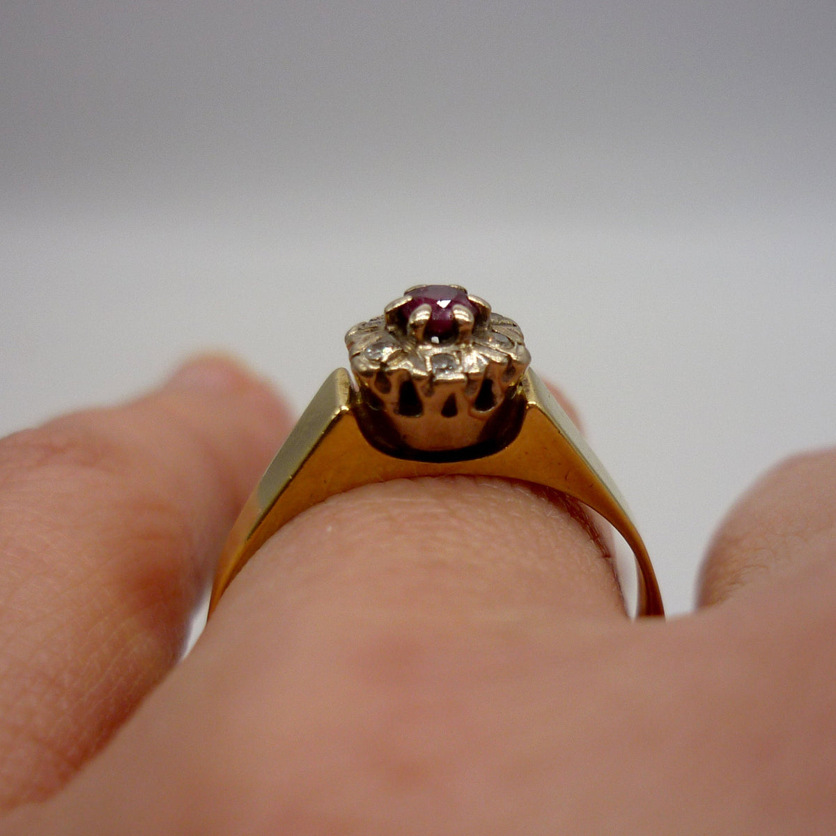 Vintage 18k Gold Ruby & Diamond Cluster Ring Size 6.25