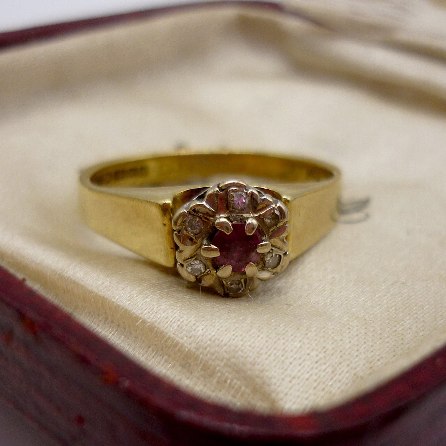 Vintage 18k Gold Ruby & Diamond Cluster Ring Size 6.25