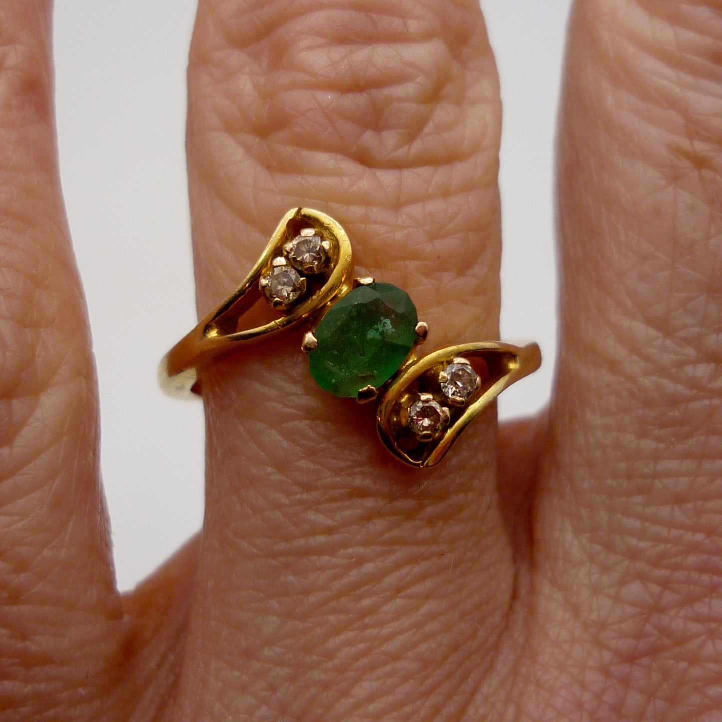 Vintage Indian Gold Emerald & Diamond Crossover Ring Size 6.5