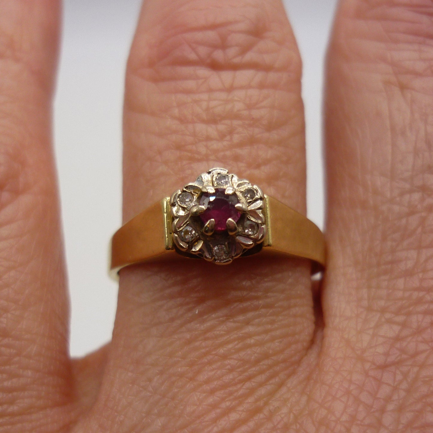 Vintage 18k Gold Ruby & Diamond Cluster Ring Size 6.25