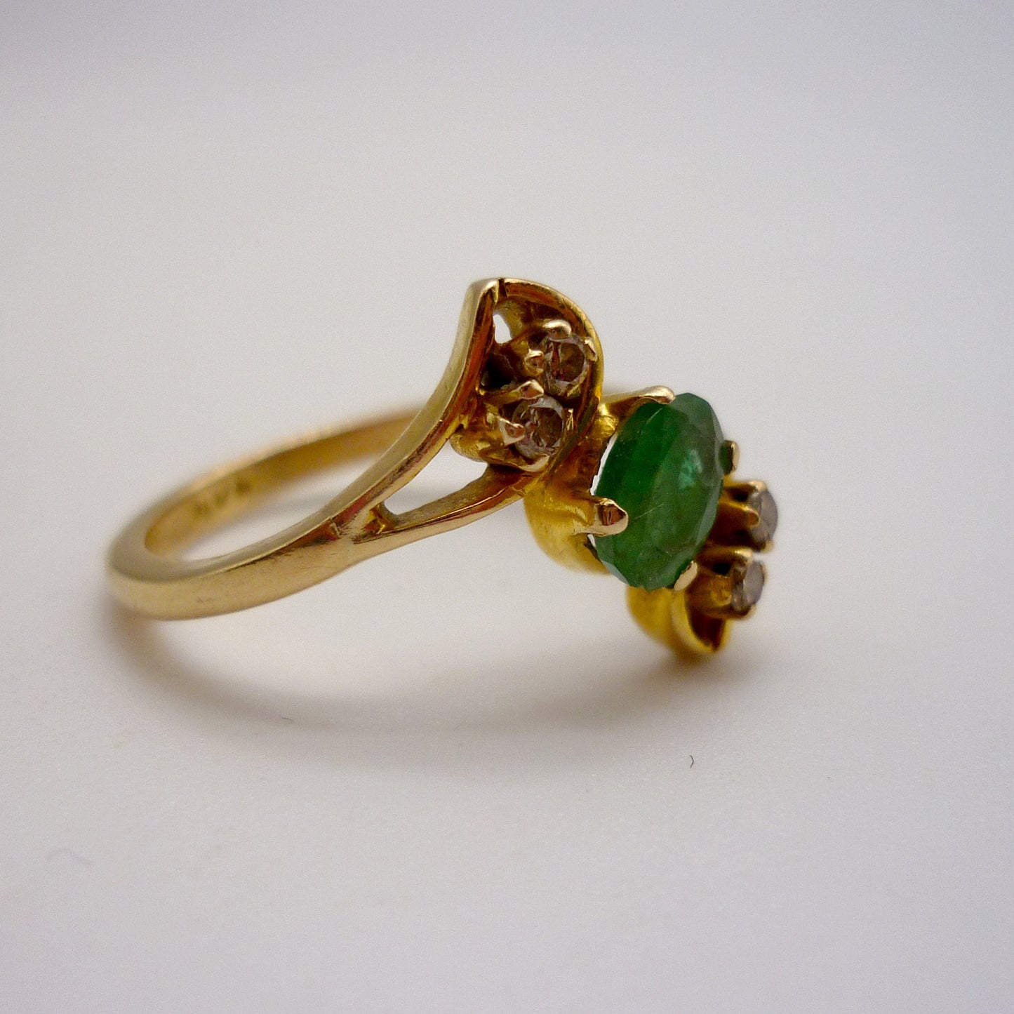 Vintage Indian Gold Emerald & Diamond Crossover Ring Size 6.5