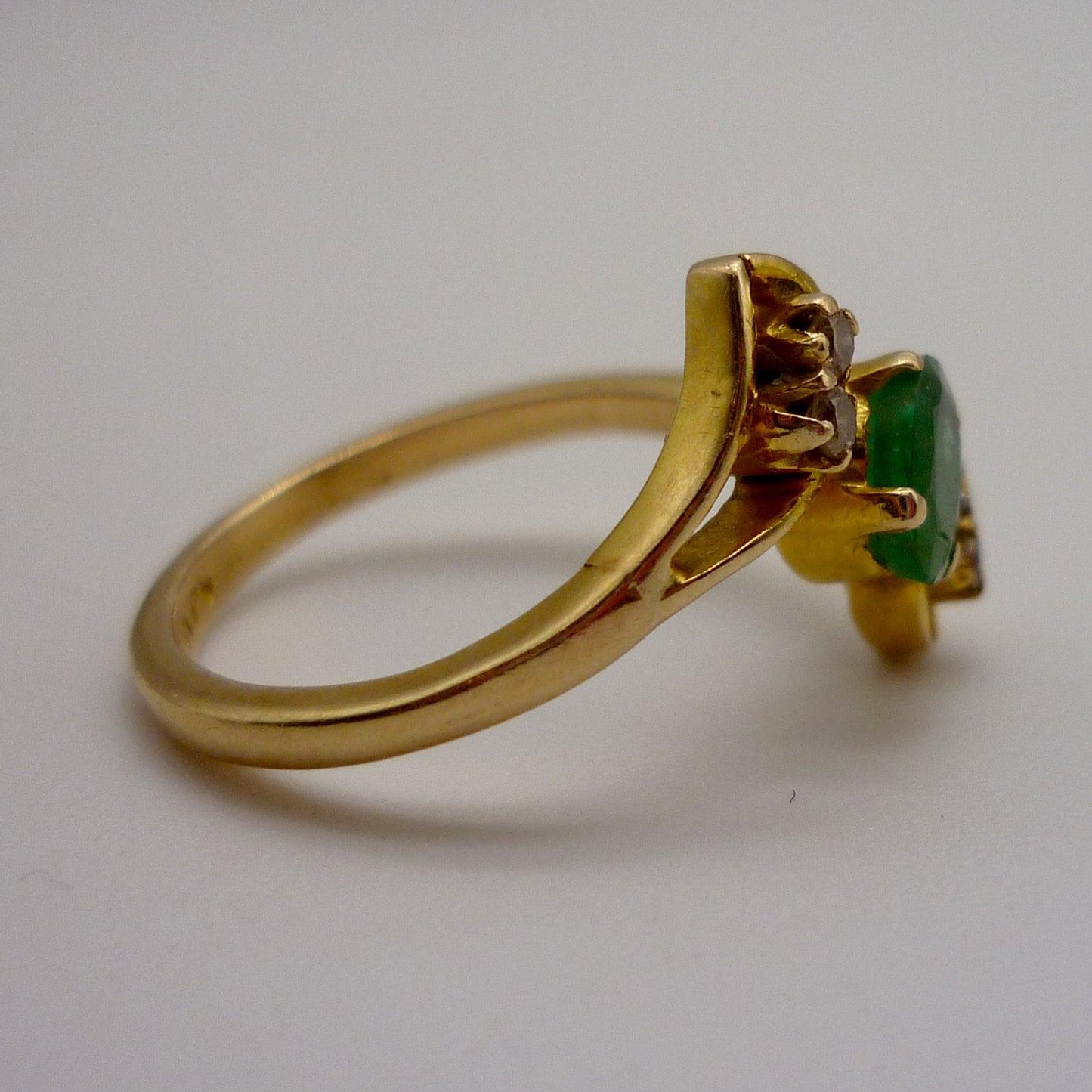 Vintage Indian Gold Emerald & Diamond Crossover Ring Size 6.5