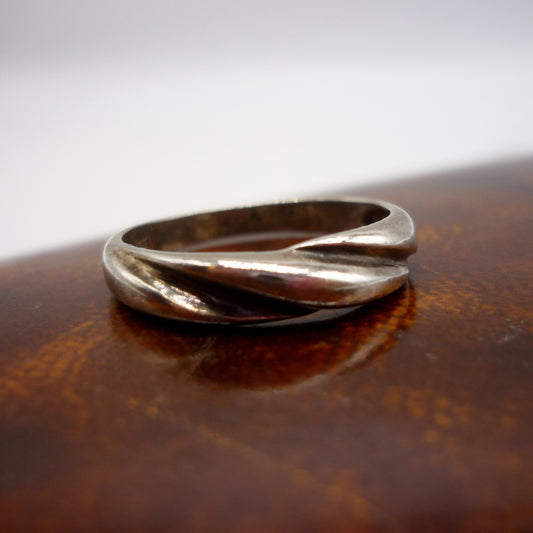 Vintage Sterling Silver Crossover Band Ring Size 7