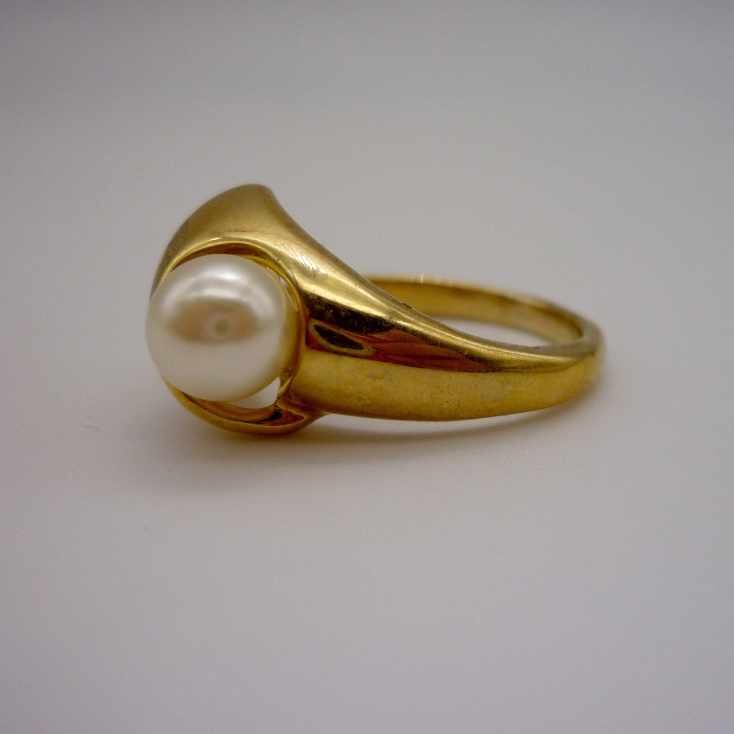 Vintage Costume Gold & Pearl Ring Size 6.75