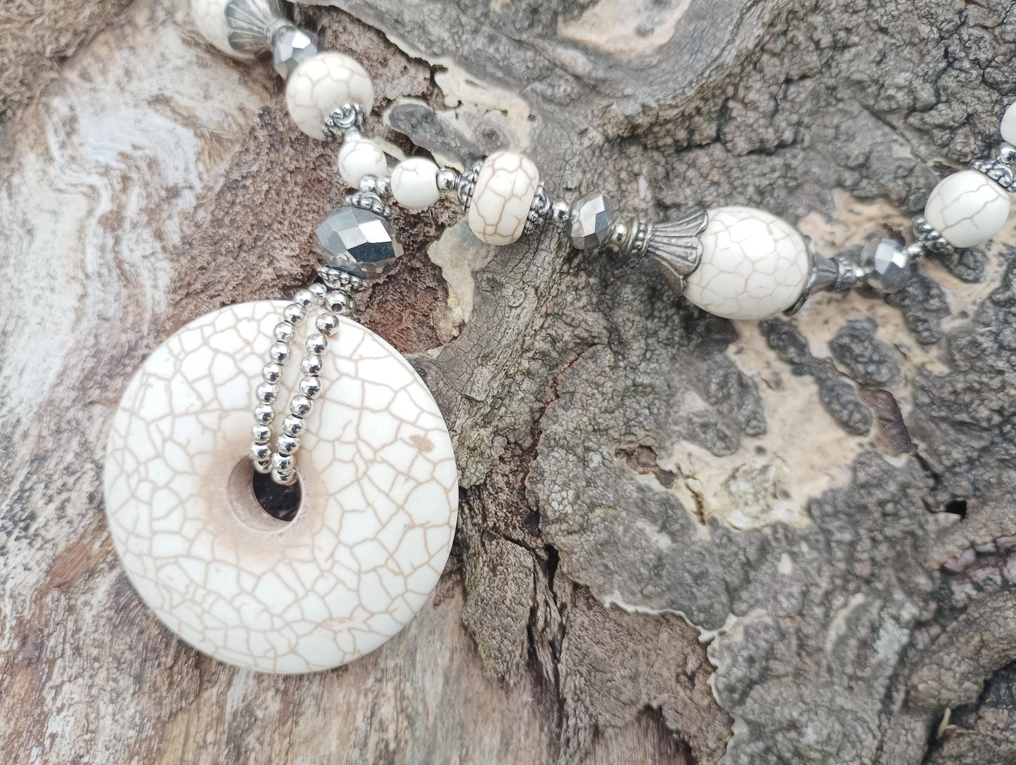 Vintage Faux Howlite Pendant Necklace: 1990s Beaded Statement Jewelry