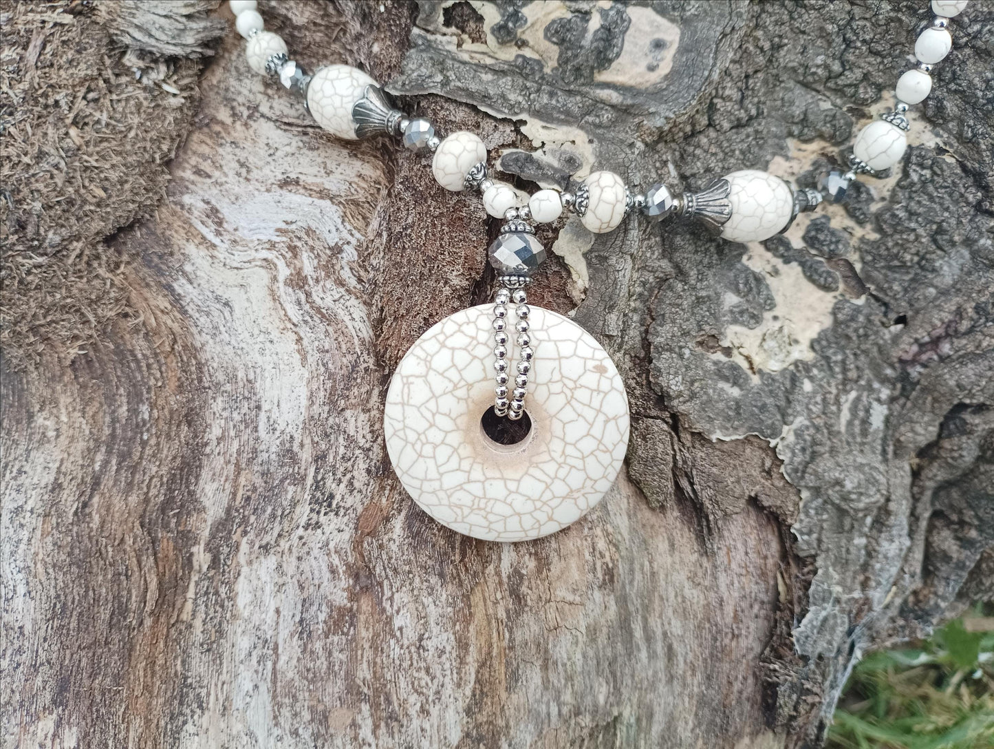 Vintage Faux Howlite Pendant Necklace: 1990s Beaded Statement Jewelry