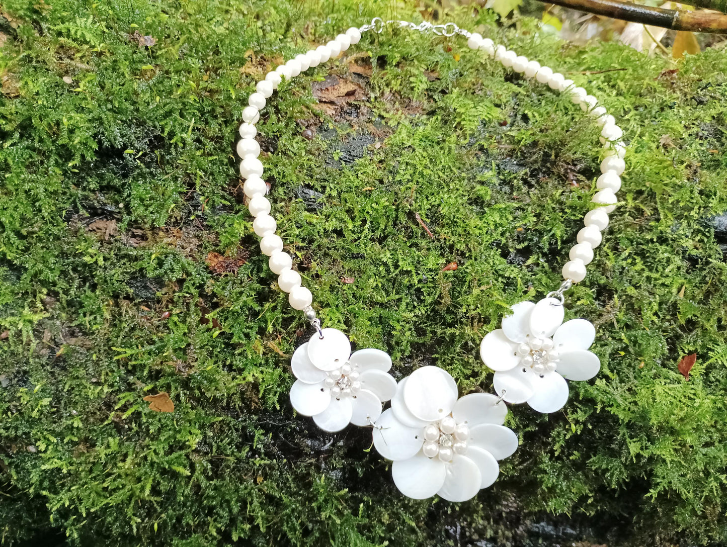 Vintage Faux Pearl & MOP Flower Necklace: Elasticated Bridal Jewelry