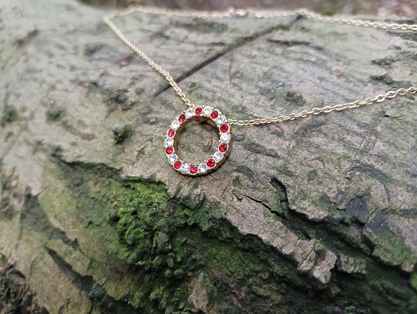 Gold Plated Rhinestone Circle Necklace: Retro Red & White Glamour