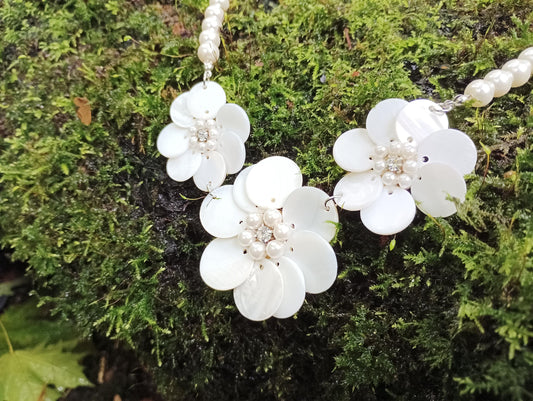 Vintage Faux Pearl & MOP Flower Necklace: Elasticated Bridal Jewelry