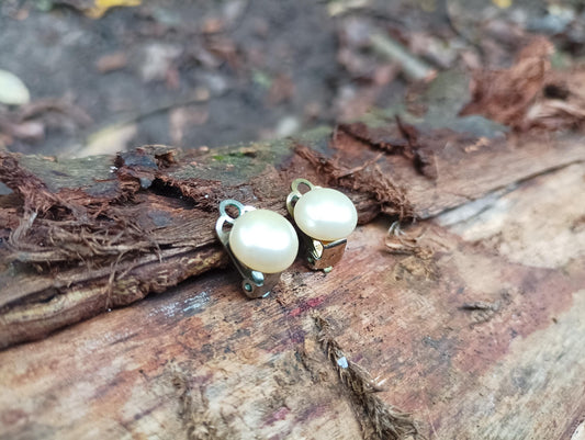 Vintage Faux Pearl Clip On Earrings: 1950s/60s Retro Jewelry