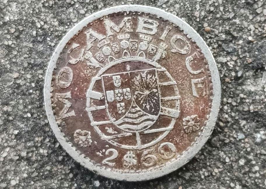 1955 Mozambique 2.5 Escudos Coin: Portuguese Colonial Currency