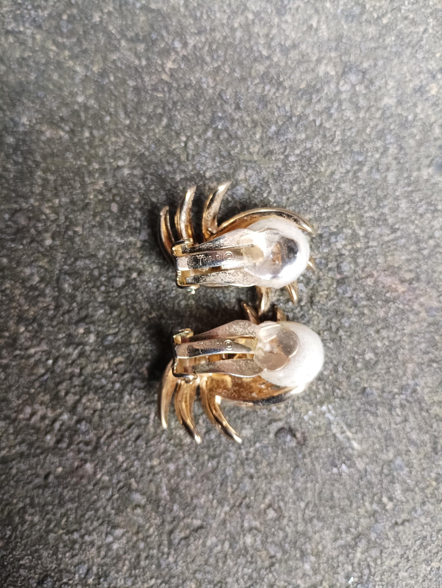 Vintage Crown Trifari Gold Tone Clip On Earrings: Fern Leaf Design