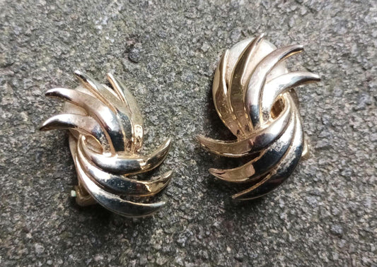 Vintage Crown Trifari Gold Tone Clip On Earrings: Fern Leaf Design