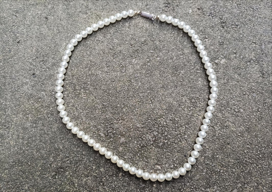 Vintage Ivory Glass Pearl Necklace: Classic Single Strand