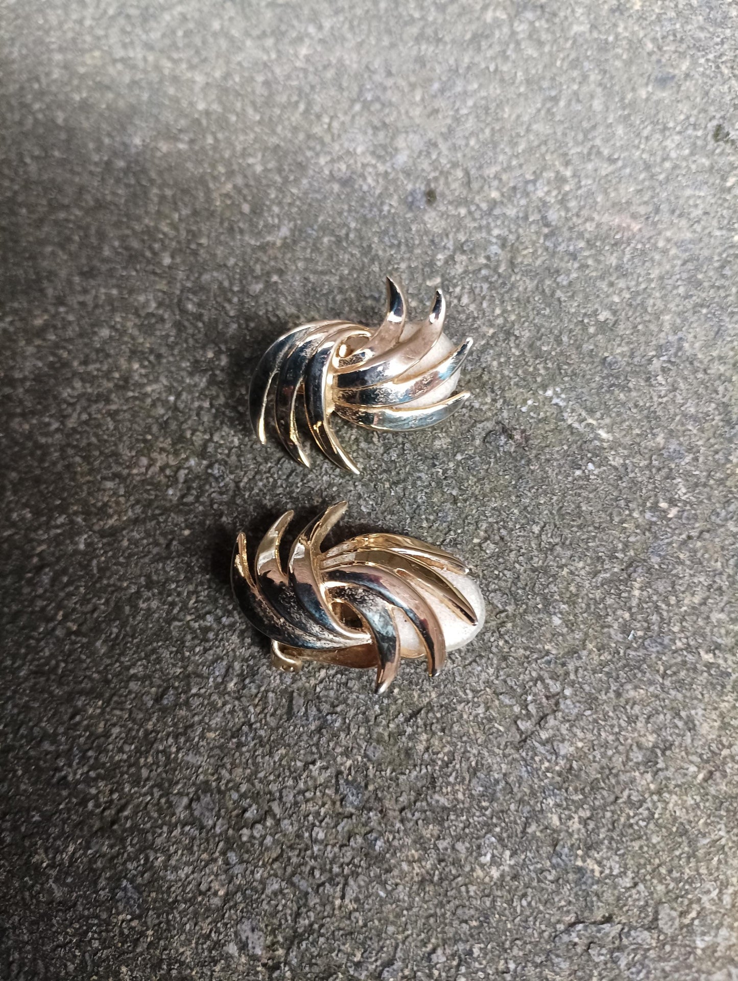 Vintage Crown Trifari Gold Tone Clip On Earrings: Fern Leaf Design