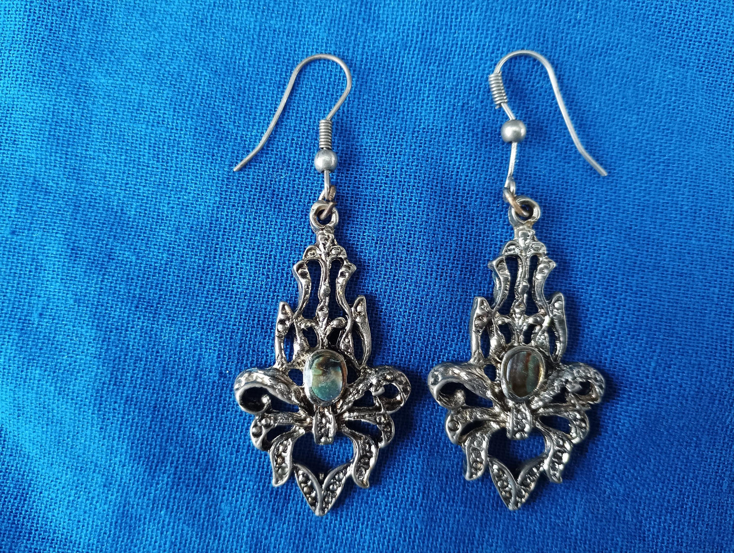 Vintage Silver Tone Victorian Dangle Earrings: Filigree Ribbon & Shell