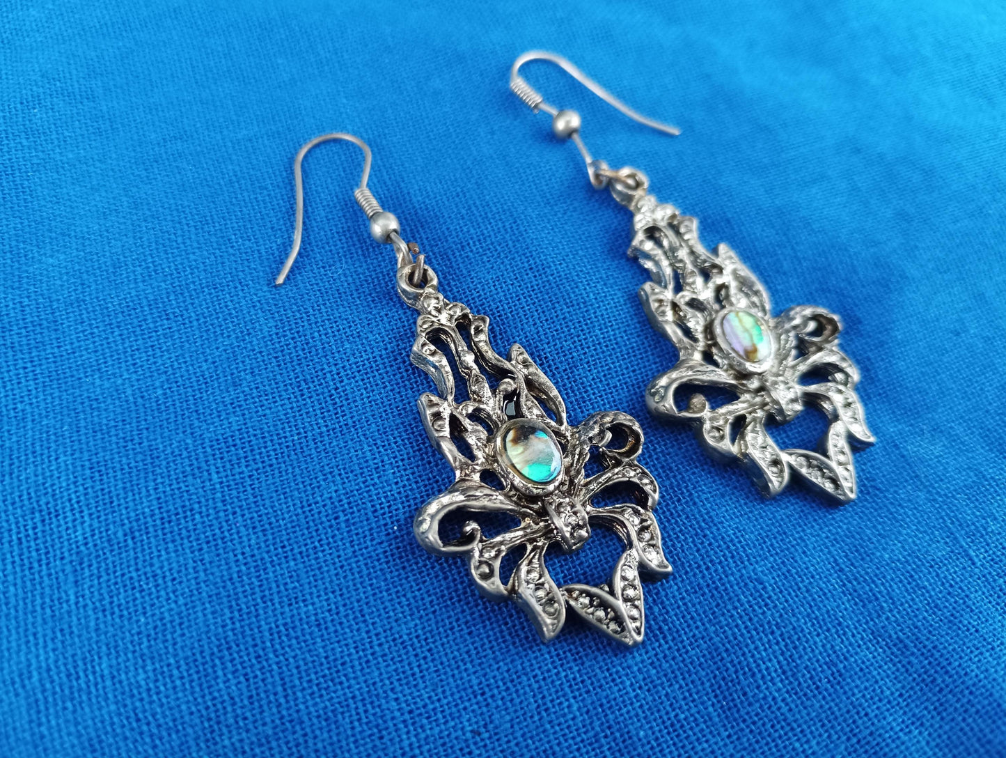 Vintage Silver Tone Victorian Dangle Earrings: Filigree Ribbon & Shell