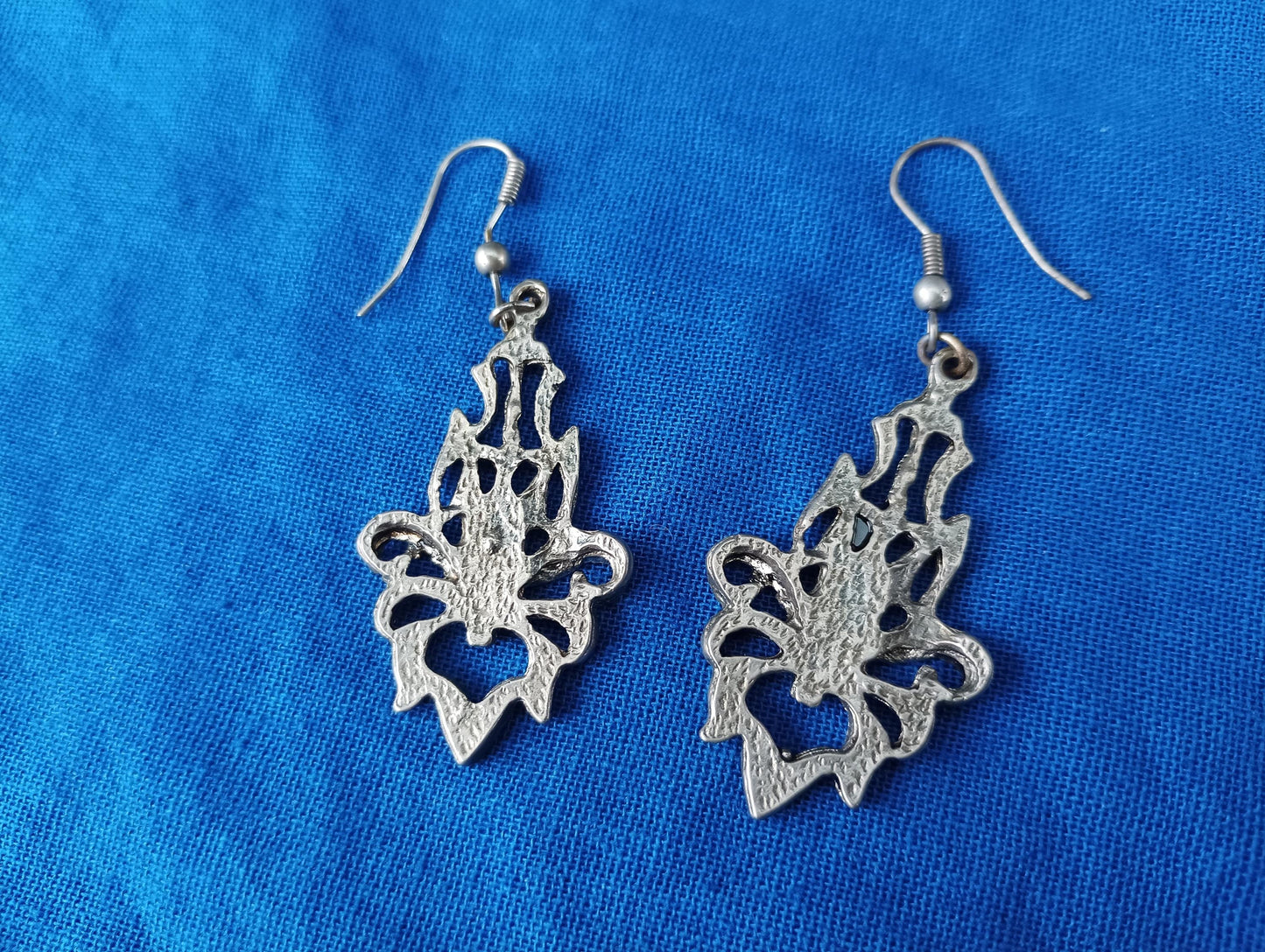 Vintage Silver Tone Victorian Dangle Earrings: Filigree Ribbon & Shell