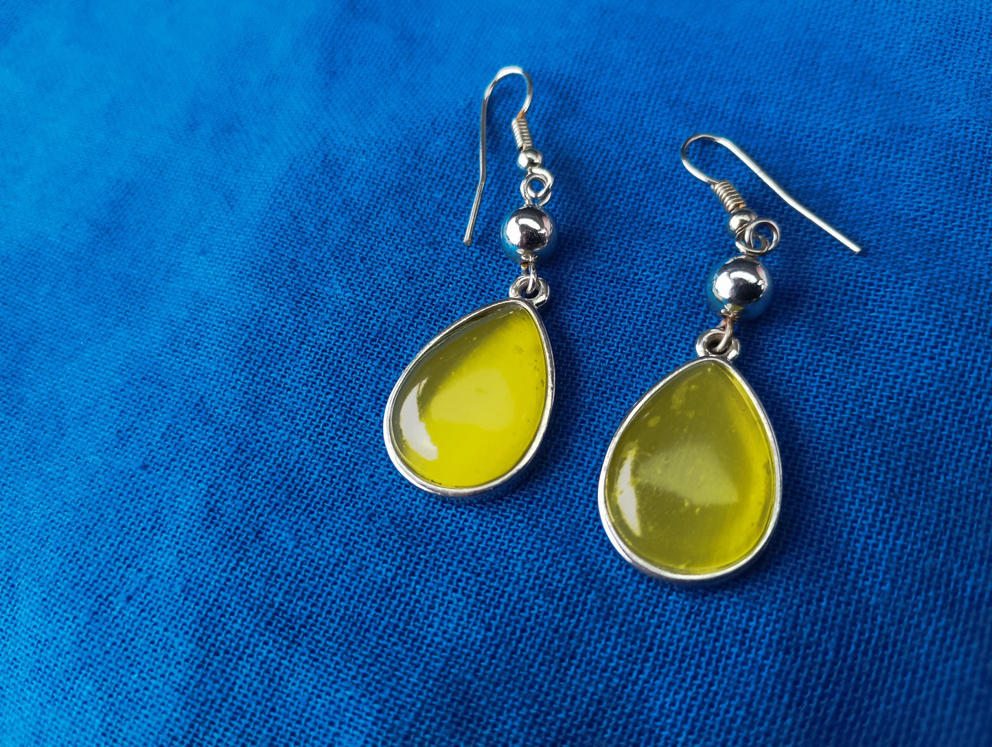 Vintage Silver Tone Teardrop Dangle Earrings: Yellow Resin