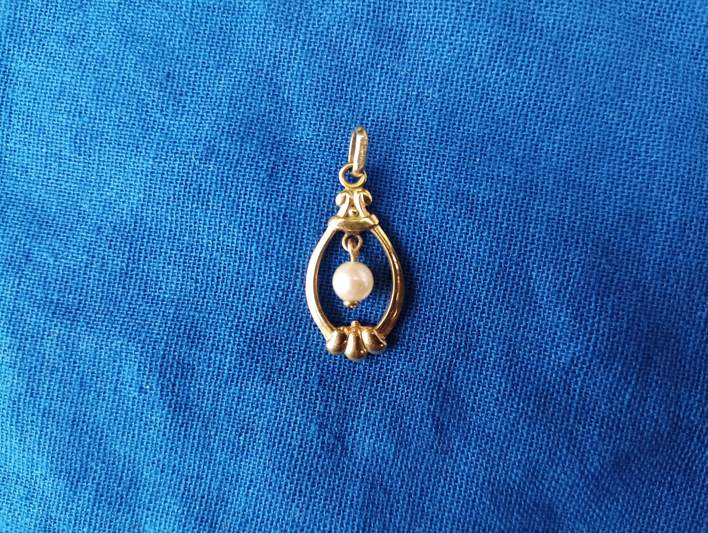 Vintage Gold Plated Faux Pearl Pendant Necklace: Costume Jewelry