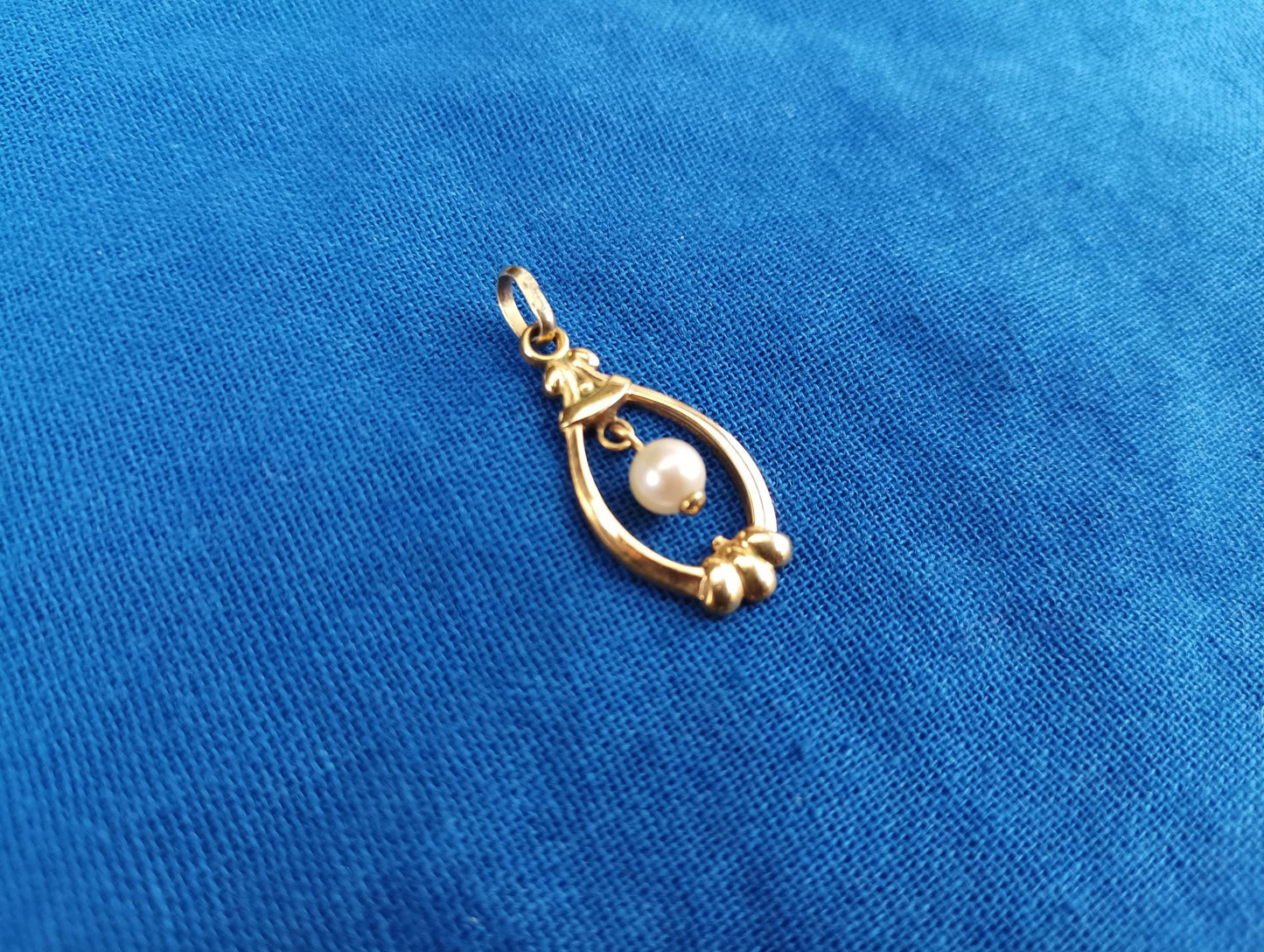 Vintage Gold Plated Faux Pearl Pendant Necklace: Costume Jewelry