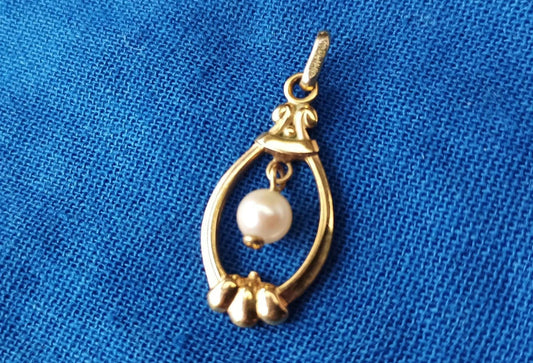 Vintage Gold Plated Faux Pearl Pendant Necklace: Costume Jewelry