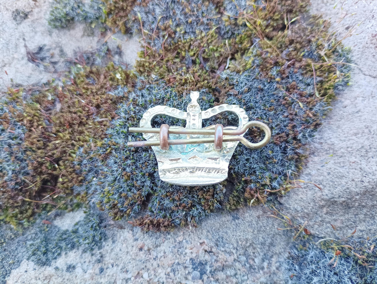 Vintage British Brass Crown Cap Badge: WWI/WWII Militaria