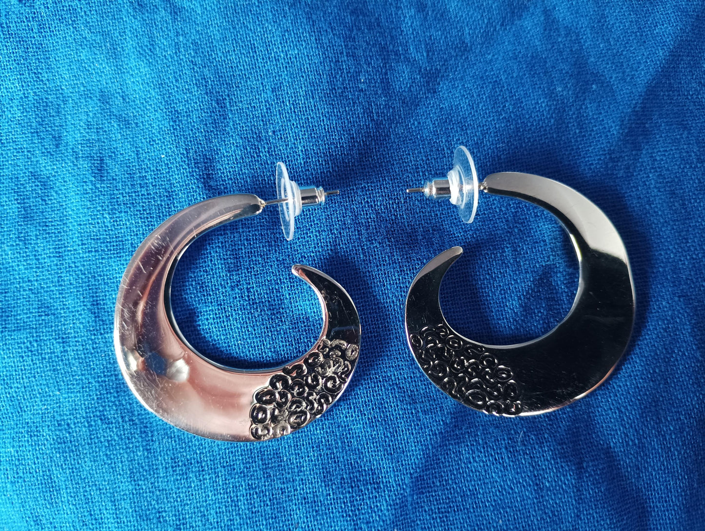 Vintage Silver Tone Crescent Hoop Earrings: Swirl Design, Statement Jewelry