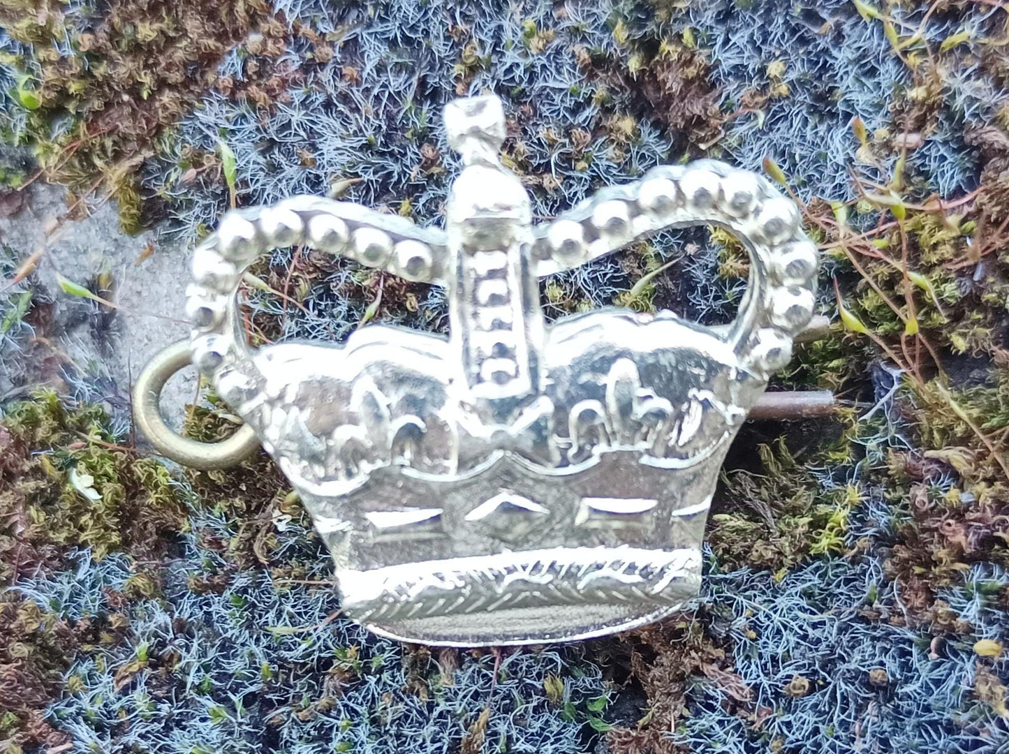 Vintage British Brass Crown Cap Badge: WWI/WWII Militaria
