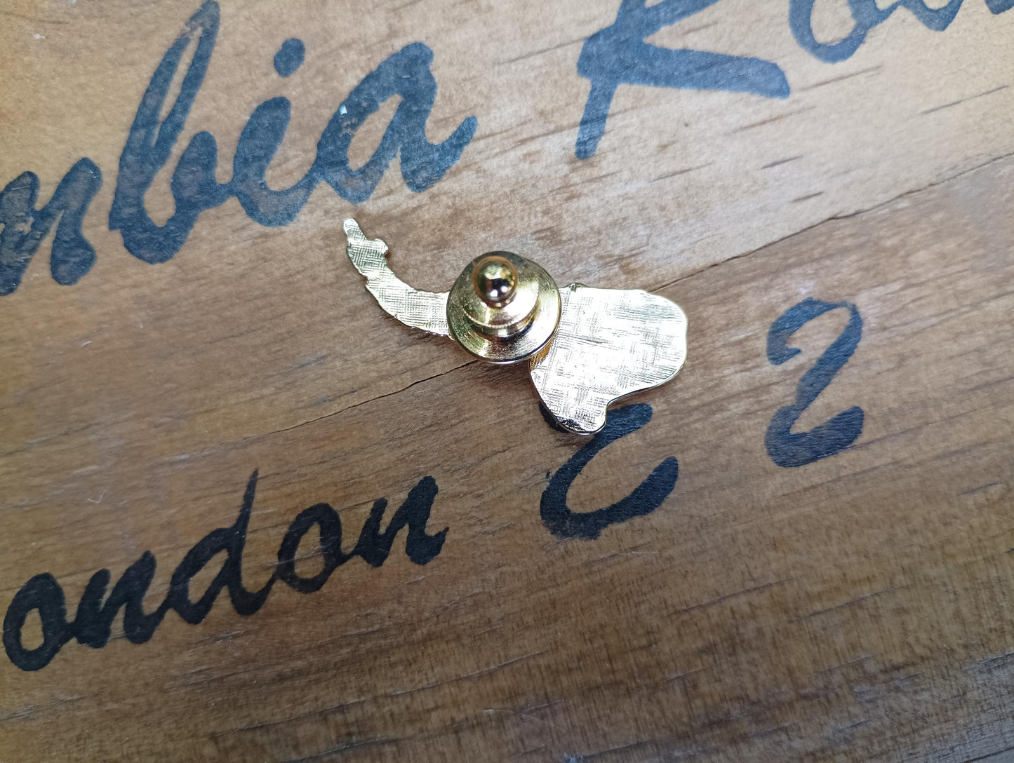 Vintage Gold Plated Saxophone Pin: Musical Instrument Lapel Badge