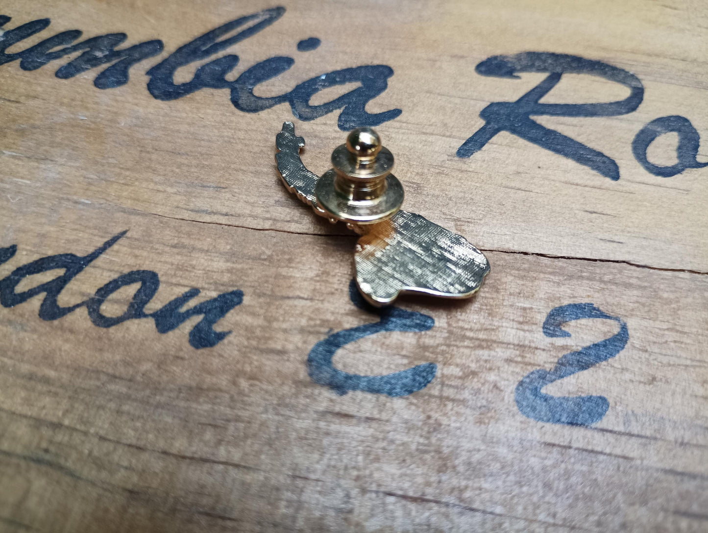 Vintage Gold Plated Saxophone Pin: Musical Instrument Lapel Badge