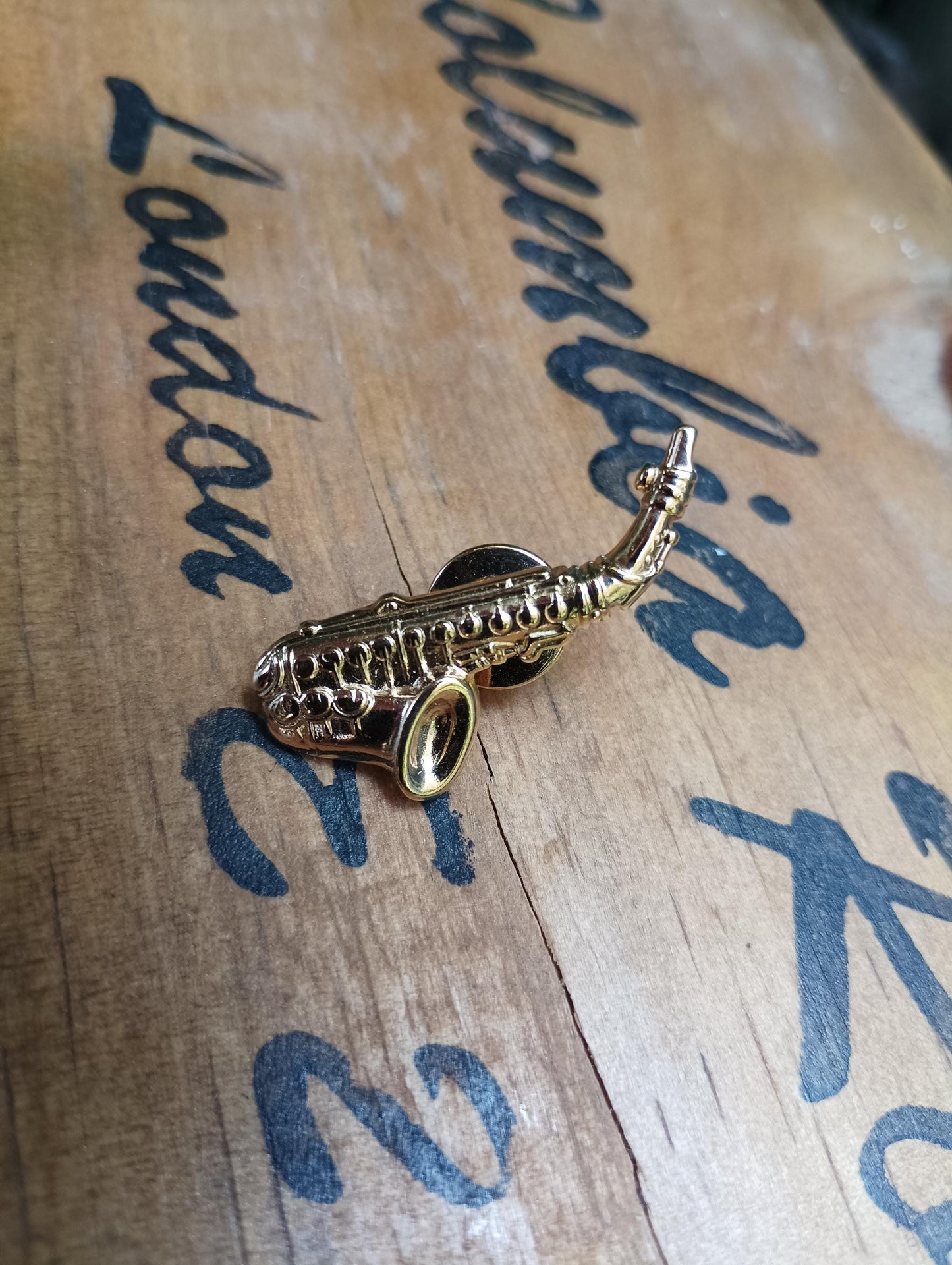 Vintage Gold Plated Saxophone Pin: Musical Instrument Lapel Badge