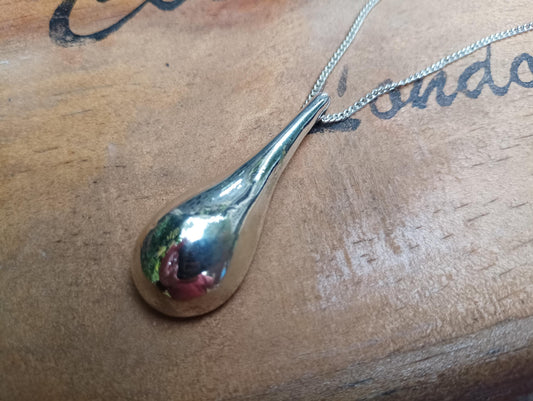Vintage Silver Plated Teardrop Pendant Necklace: Minimalist Retro Jewelry