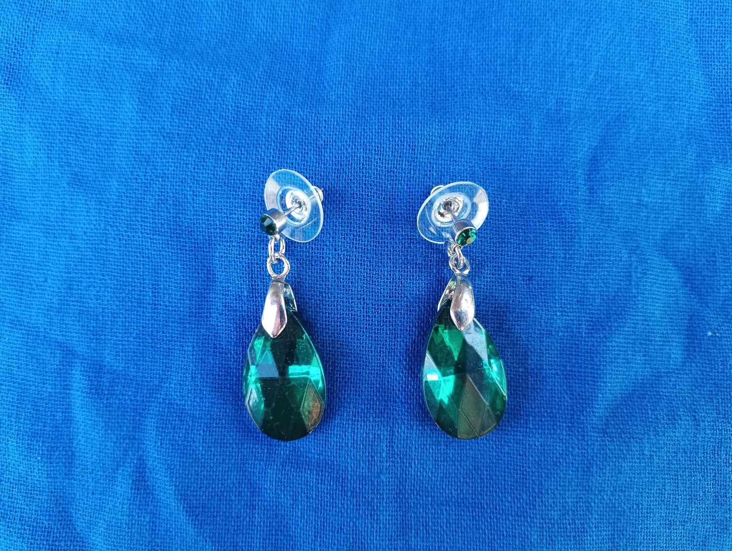 Vintage Green Glass and Silver Tone Faceted Teardrop Dangle Earrings