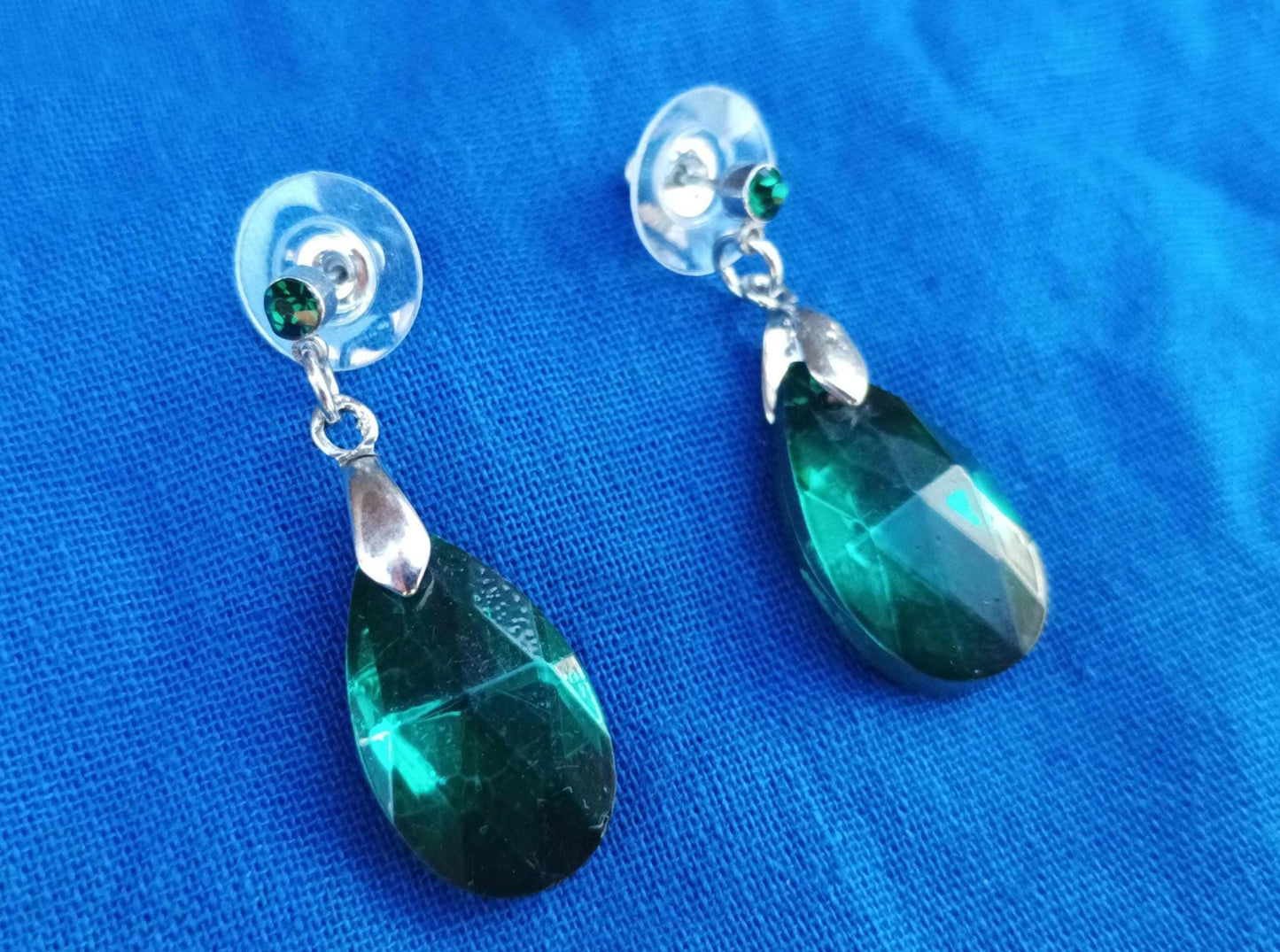 Vintage Green Glass and Silver Tone Faceted Teardrop Dangle Earrings