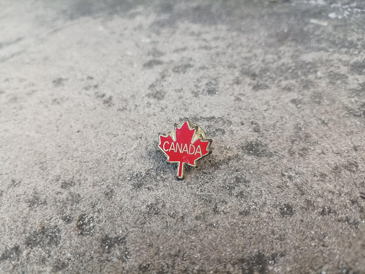 Vintage Red Maple Leaf Canada Enamel Souvenir Pin Badge