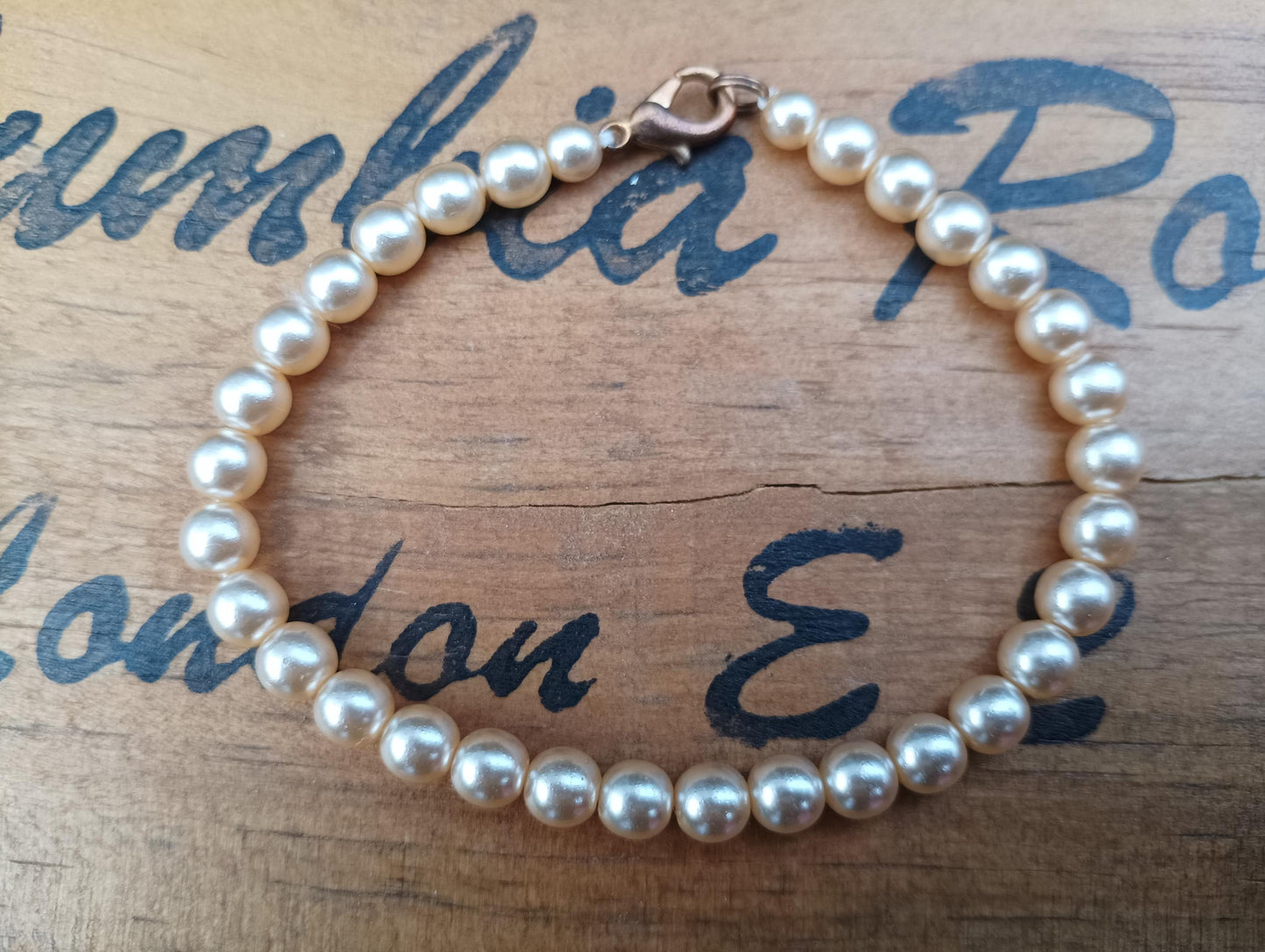 Vintage Mid Century Glass Imitation Pearl Bracelet with Creamy Off-White Beads and Secure Clasp