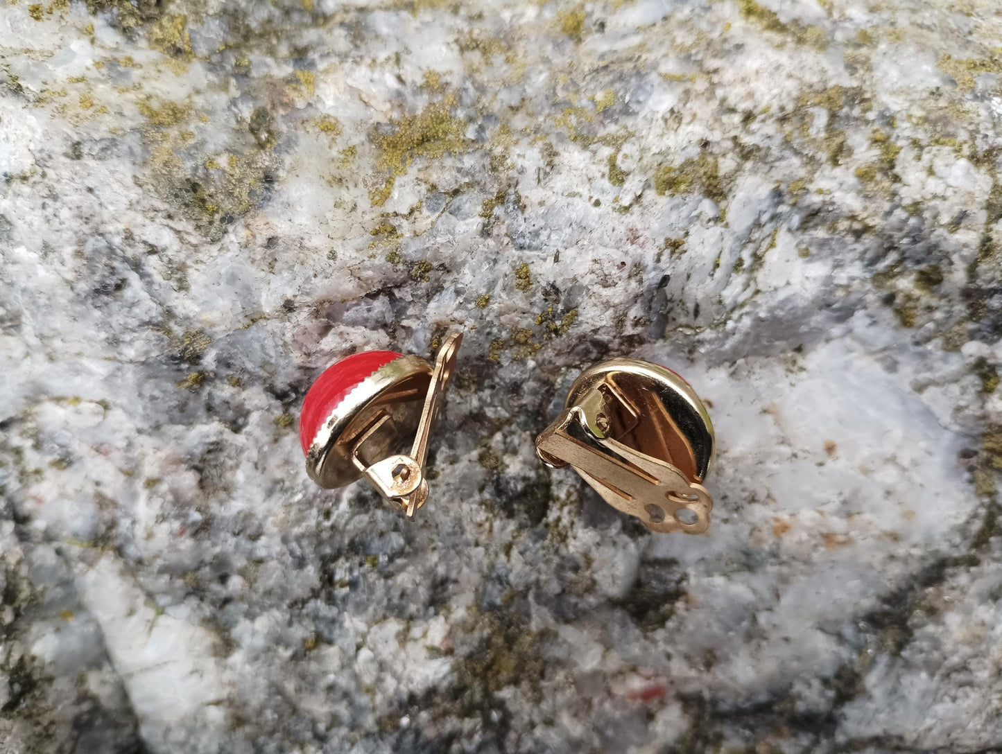 Vintage Red Clip-On Earrings – 1950s Lucite Cabochon, Mid-Century Gold Tone