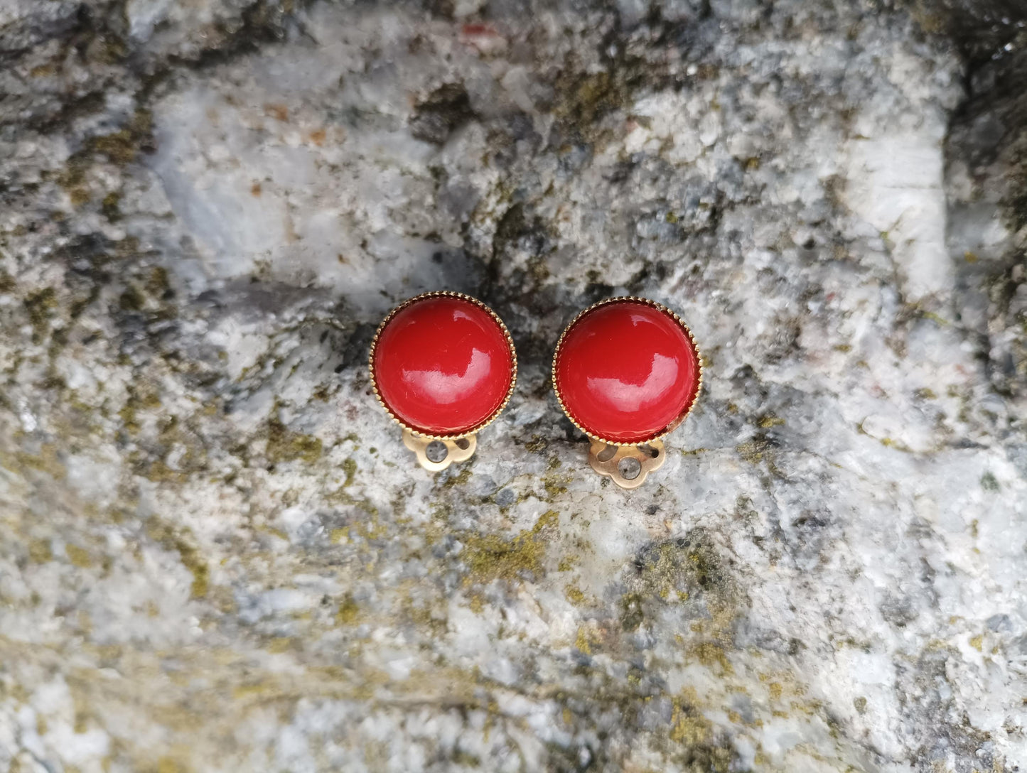 Vintage Red Clip-On Earrings – 1950s Lucite Cabochon, Mid-Century Gold Tone