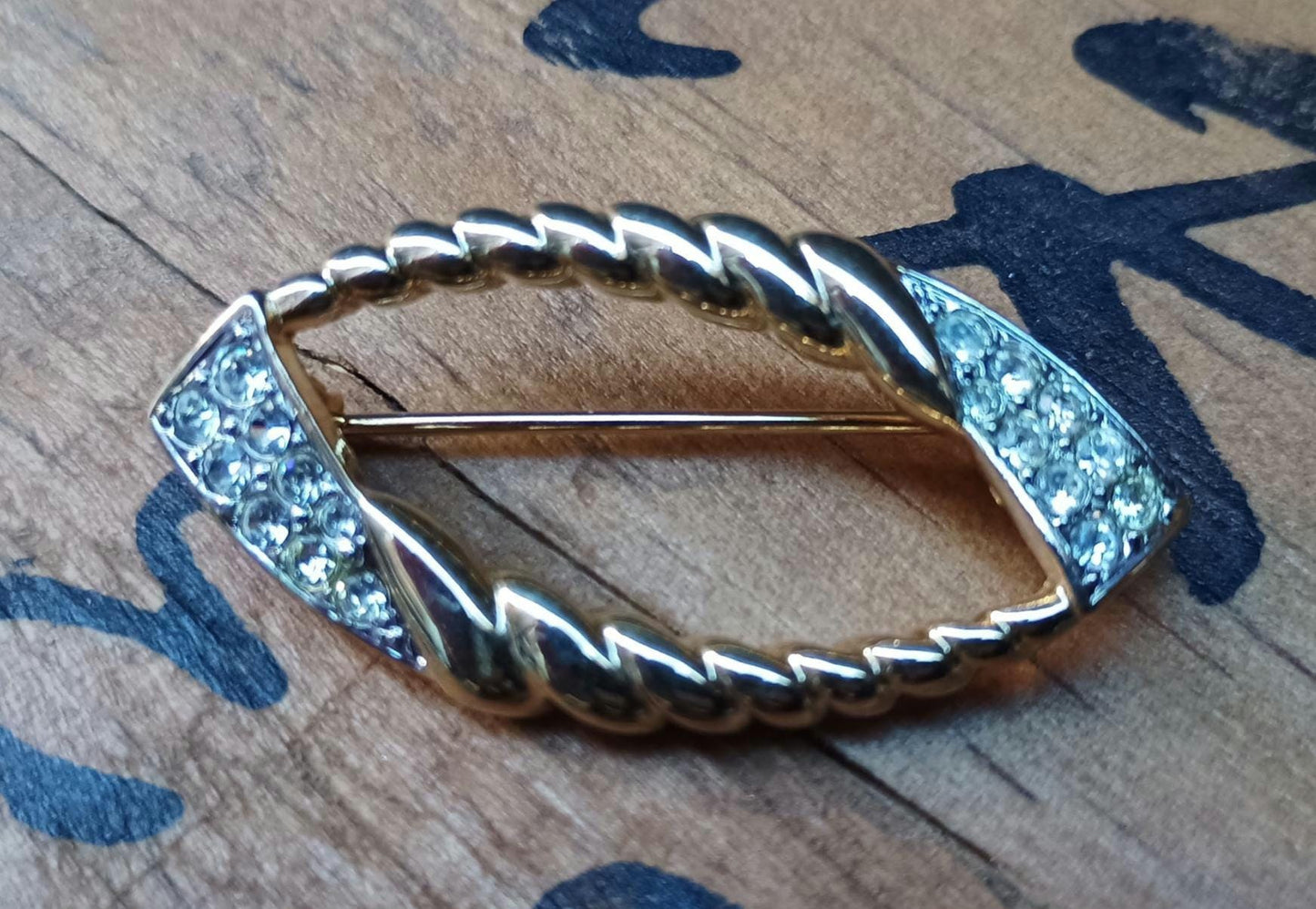 Vintage 1950s Gold Plated Oval Brooch