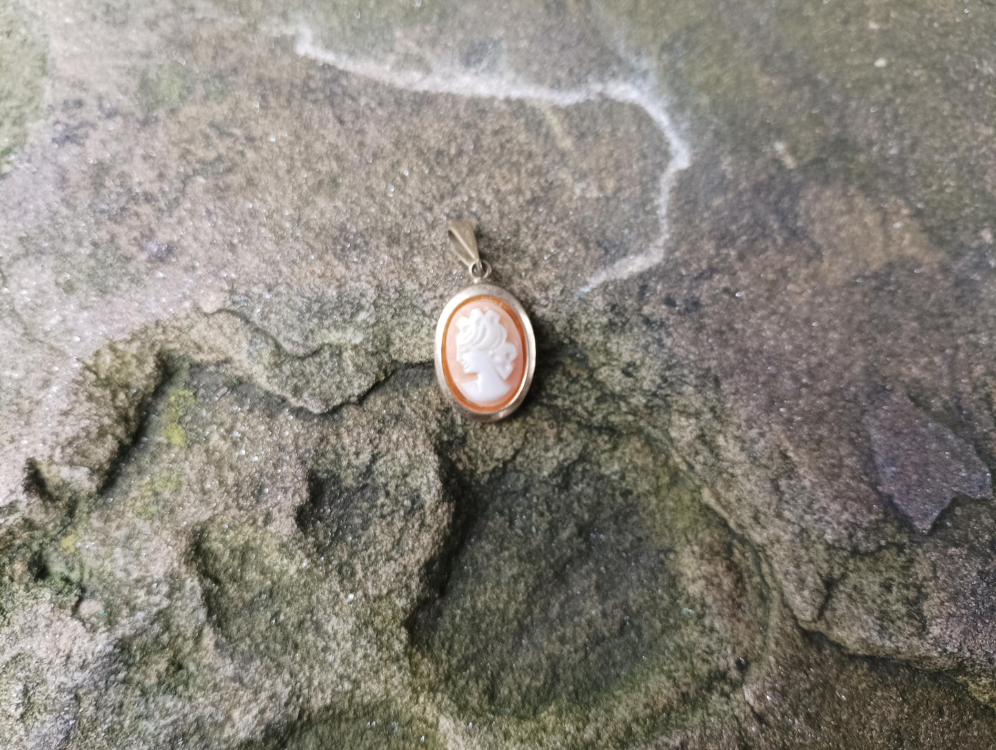 Vintage Small Shell Cameo Pendant