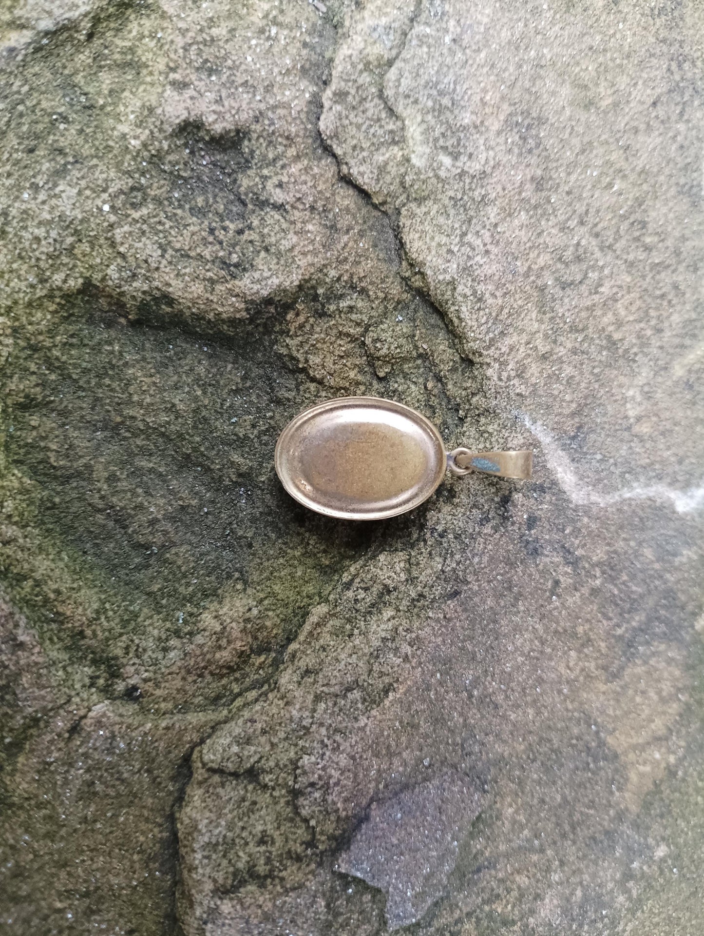 Vintage Small Shell Cameo Pendant