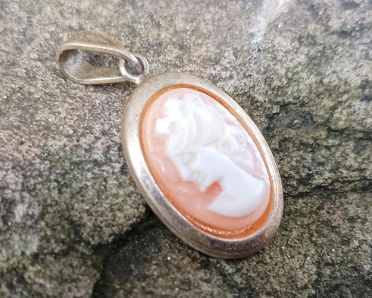 Vintage Small Shell Cameo Pendant